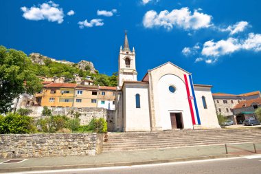 Hırvatistan 'ın Knin ve Church kasabası ve kale sokak manzarası, Dalmaçyalı Zagora bölgesi