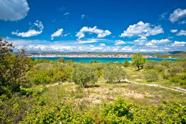 Sahil kenti Pirovac liman manzaralı, Dalmaçya takımadası Croati