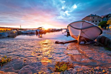Hırvatistan 'ın Adriyatik bölgesindeki Karlobag liman manzarası