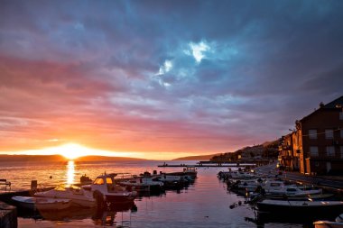 Hırvatistan 'ın Adriyatik bölgesindeki Velebit renkli günbatımı manzaralı Karlobag kasabası
