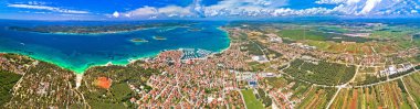 Biyograd na Moru takımadası ve Ravni Kotari panoramik hava manzarası, Hırvatistan 'ın kıyı manzarası