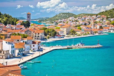 Sahil kenti Tisno liman manzaralı, köprüyle Murter, Dalmaçya, Hırvatistan