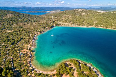 Hırvatistan Dalmaçya takımadası Murter Adası hava manzaralı Kosirna plajı ve turkuaz körfezi