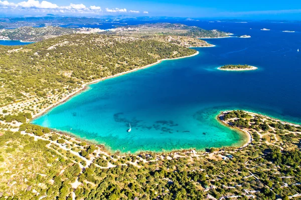 Hırvatistan Dalmaçya takımadası Murter Adası hava manzaralı Kosirna plajı ve turkuaz körfezi