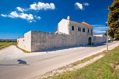 Hırvatistan 'ın Dalmaçya bölgesindeki Vrana köyündeki Maskovica Han tarihi Osmanlı mimarisi