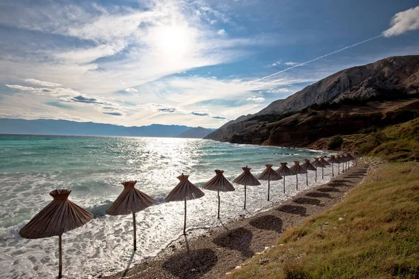 Baska 'daki Idyllic plajı güneş gözlüğü manzaralı, Hırvatistan' ın Krk adası. Baska, Hırvatistan 'da ünlü bir turizm beldesi.