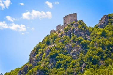 Prozor Tepesi Kalesi, Vrlika manzaralı, Dalmaçyalı Zagora bölgesi Croati 'nin yukarısında yer alıyor