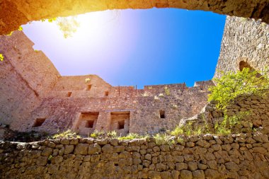 Prozor Tepesi Kalesi, Hırvatistan 'ın Vrlika manzarası üzerindeki Dalmaçyalı Zagora bölgesini harabeye çevirdi