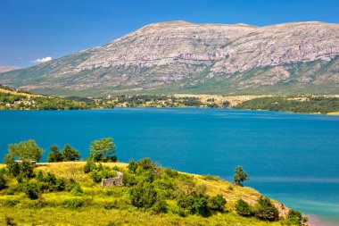 Hırvatistan 'ın Dalmaçya Zagora bölgesindeki Vrlika yakınlarında Peruca Gölü