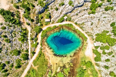 Cetina nehri kaynak suyu havadan görünüşü, Hırvatistan Dalmaçya İç Ülkesi
