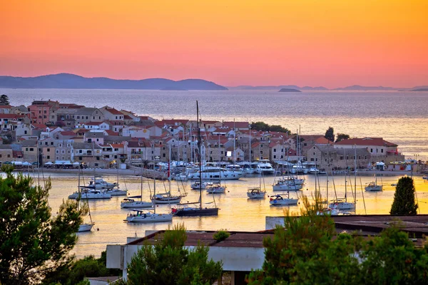 プリモステン諸島と青アドリア海の夕日ビュー クロアチアのダルマチア地方 — ストック写真