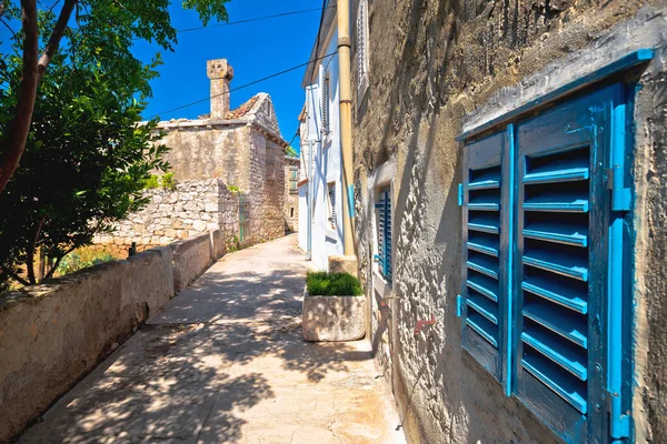 克罗地亚达尔马提亚地区克拉帕尼岛地中海村的老石街 — 图库照片