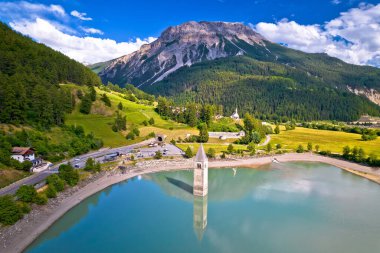 Suyun altındaki çan kulesi Curon Graun im Vinschgau 'da Reschen Gölü Alpleri manzarası, Güney Tyrol bölgesi İtalya