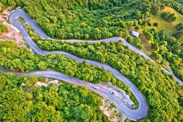 緑に覆われた道路の蛇紋岩アルパインの景観空撮 Ageglio Passイタリア コモ湖 ヴァレンナの上の山道 — ストック写真