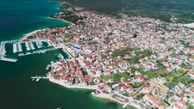 Adriyatik 'in Pirovac kasabası ve Hırvatistan' ın Dalmaçya bölgesindeki Murter adası hava manzarası