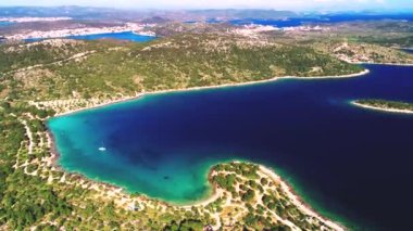 Hırvatistan Dalmaçya takımadası Murter Adası hava manzaralı Kosirna plajı ve turkuaz körfezi