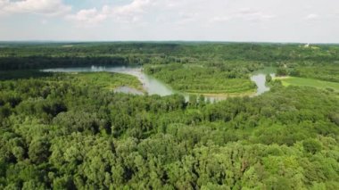 Podravina bölgesindeki Drava ve Mura nehirlerinin ağzı hava manzarası, Hırvatistan ve Macaristan sınırı