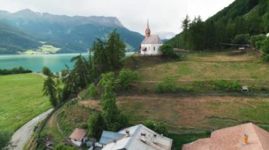Suyun altındaki çan kulesi Curon Graun im Vinschgau 'da Reschen Gölü Alpleri manzarası, Güney Tyrol bölgesi İtalya