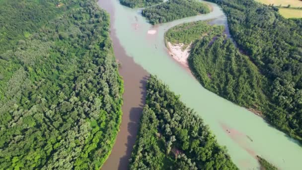 Podravina bölgesindeki Drava ve Mura nehirlerinin ağzı, kuzey Hırvatistan hava manzarası — Stok video