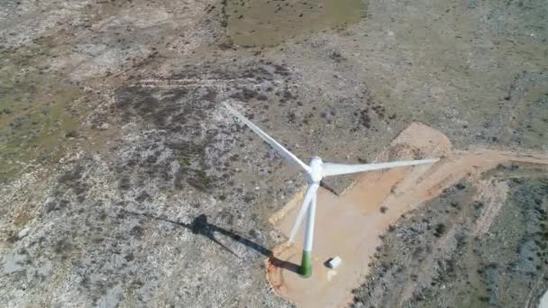 ベレビット山の景色の下の風力発電タービン 放棄された工場からのアルカリプール クロアチアのダルマチア地域 — ストック動画