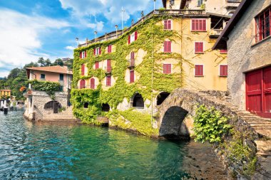 İtalya 'nın Lombardiya bölgesindeki Como Gölü' ndeki Nesso tarihi taş köprüsü ve rıhtımı