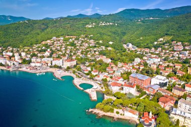 Opatija kasabası ve Slatina plajı panoramik manzarası, Hırvatistan Kvarner körfezi