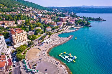 Opatija kasabası ve Slatina plajı panoramik manzarası, Hırvatistan Kvarner körfezi