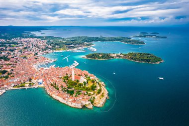 Rovinj takımadaları hava manzarası, Hırvatistan 'ın Istria bölgesindeki ünlü turizm beldesi