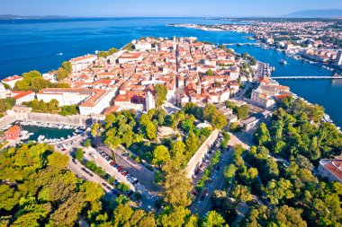 Zadar şehir duvarları ve tarihi merkez hava manzarası, Hırvatistan 'ın Dalmaçya bölgesi