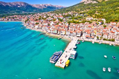 Baska liman kenti havadan panoramik manzara, Krk Adası, Adriyatik ve Hırvatistan 'da turizm beldesi