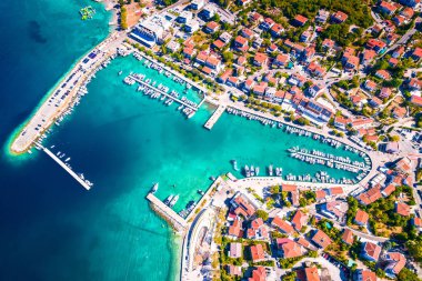 Malinska kasabası hava manzaralı, Krk adası turizm merkezi Hırvatistan 'da