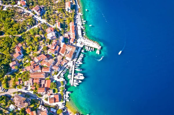 クロアチアのクヴァルナー地方 クレス島の空中景観上のValunセーリングベイの町 — ストック写真