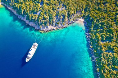 Hırvatistan 'ın Adriyatik takımadası Mali Losinj adasının turkuaz körfezinde demirli lüks yatın hava manzarası