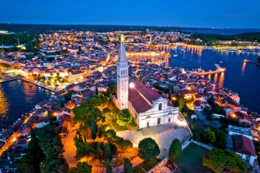 Rovinj tarihi mimarisi ve kıyı şeridi akşam manzarası, Hırvatistan 'ın Istria bölgesi