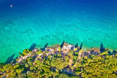 Hırvatistan 'ın Krk adasındaki Malinska adasında Idyllic turkuaz plaj havadan manzarası