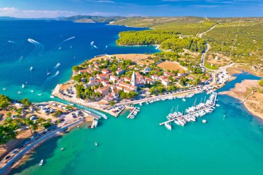 Osor hava manzaralı kasabası, Cres ile Mali Losinj adaları arasında köprü, Hırvatistan Adriyatik takımadası