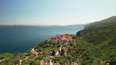 Hırvatistan 'ın Beli kasabası ve Cres adası hava manzaralı cennet plajı, Kvarner bölgesinin manzarası