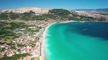 Baska lagünü hava panoramik manzarası, Krk adasındaki turkuaz plajı, Adriyatik, Hırvatistan