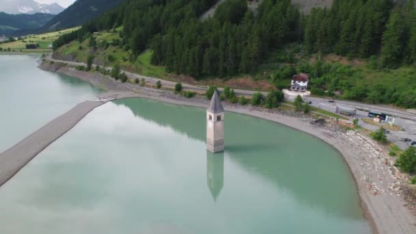 Graun Vinschgau Reschensee Unterwasserglockenturm Graun Alpenlandschaft Luftaufnahme Südtirol Italien — Stockvideo