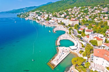 Opatija kasabası ve Slatina plajı ve kıyı manzarası, Hırvatistan Kvarner körfezi