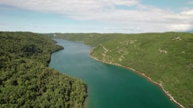 Limski kanal veya Lim kanalının havadan görüntüsü. Hırvatistan 'ın Istra bölgesindeki fiyort