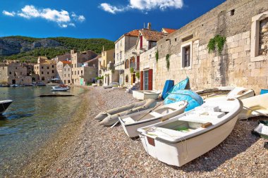 Hırvatistan 'ın Komiza liman manzaralı sahili, Vis Adası, Dalmaçya takımadası