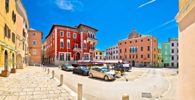 Hırvatistan 'ın Istria bölgesindeki Vodnjan kentinin ana kare rengarenk panoramik manzarası
