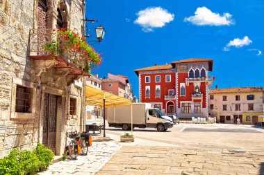 Hırvatistan 'ın Istria bölgesindeki Vodnjan kentinin ana kare renkli mimari manzarası