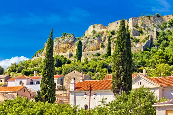 Novigrad Dalmatinski hill fortress and church — Stock Photo, Image