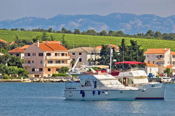 Petrcane dorp idyllische yachting waterkant — Stockfoto