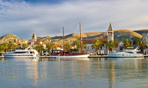 UNSCO pueblo de Trogir frente al mar — Foto de Stock