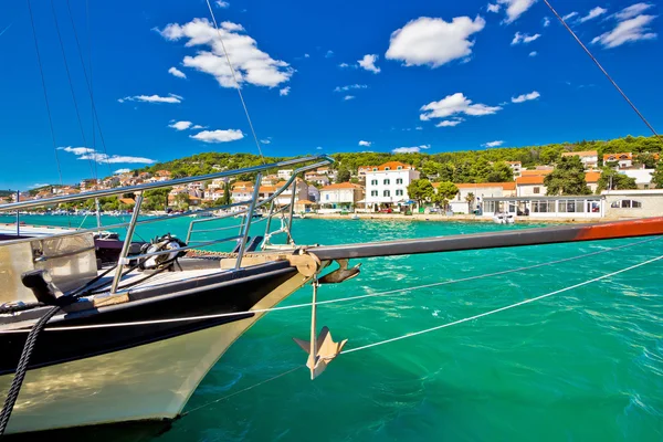 Ciudad de Tisno vista frente al mar — Foto de Stock