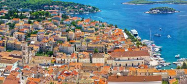 Hvar eski tarihi merkezi havadan görünümü