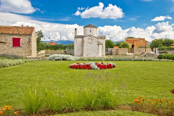 Piccola cattedrale nella città di Nin — Foto Stock